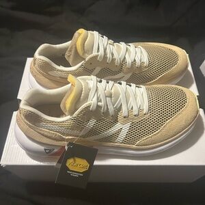 Vibram Men's Beige and White Sneakers